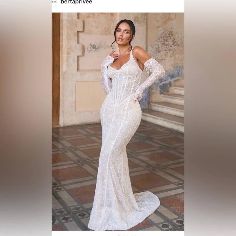 Berta - Privée Wedding Bridal Bride Gown Dress

STYLE 24-P107

Can fit US 6-10 - Picture 2 of 11
